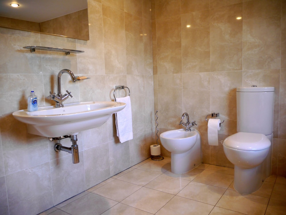 Triple Room, Ensuite (Separate Bath & Shower) photo 2
