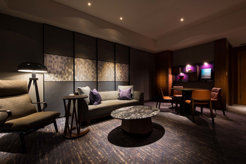 Corner Suite with Lounge Access, Non Smoking photo 3