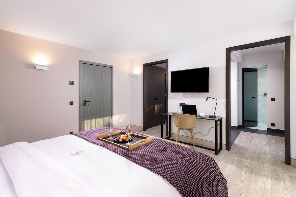 Deluxe Room (King) - Photo 9
