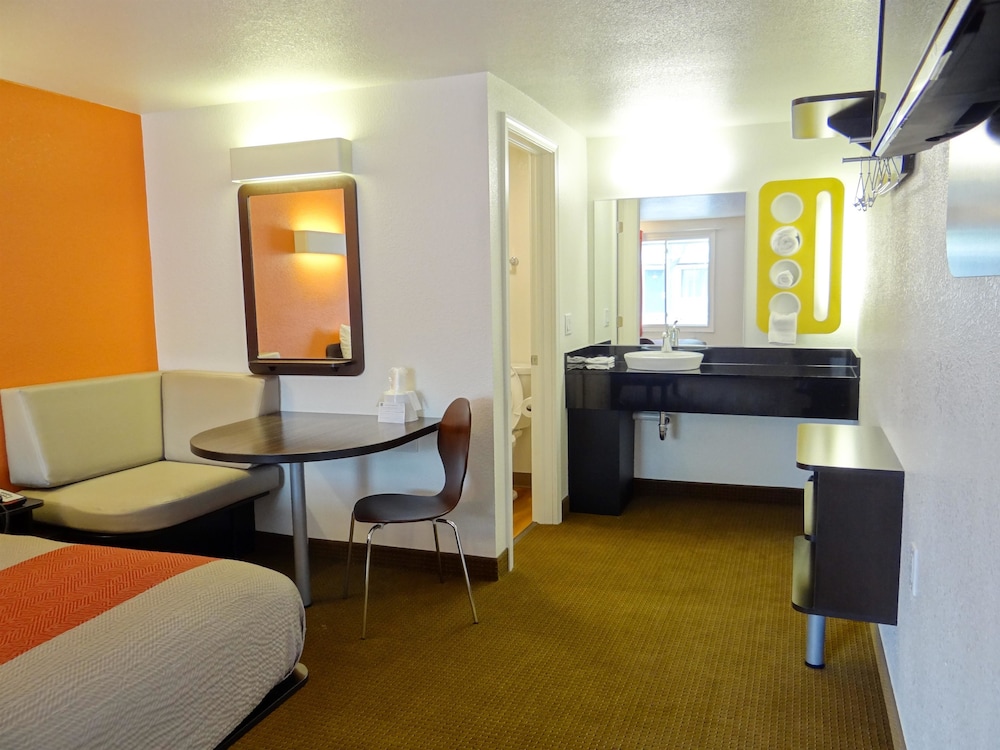Standard Suite, 1 King Bed, Non Smoking, Kitchen photo 1