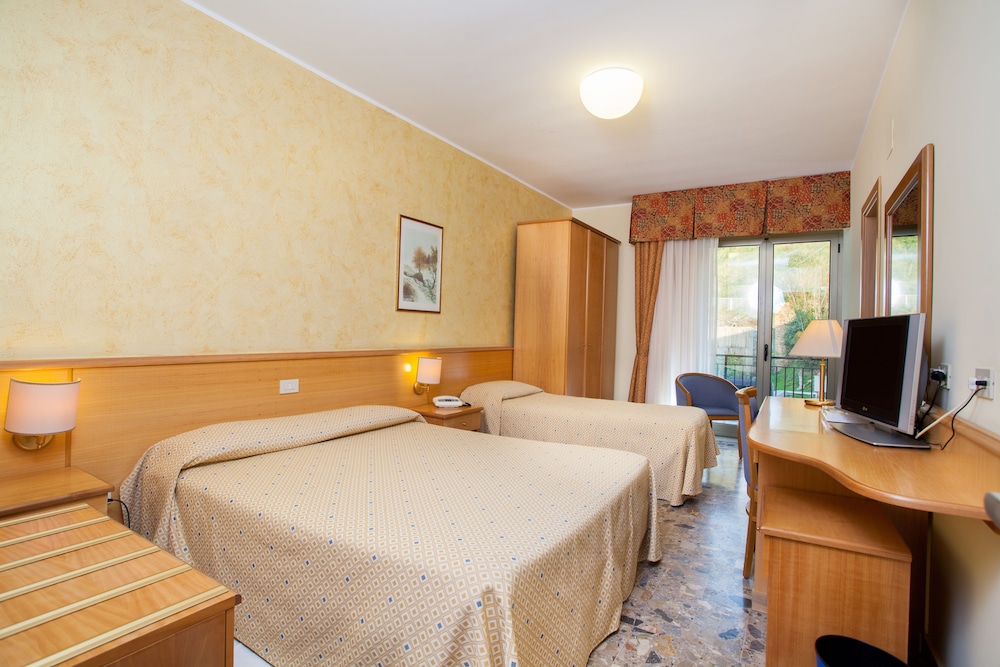 Economy Room, 1 Queen Bed, Private Bathroom, Mountain View