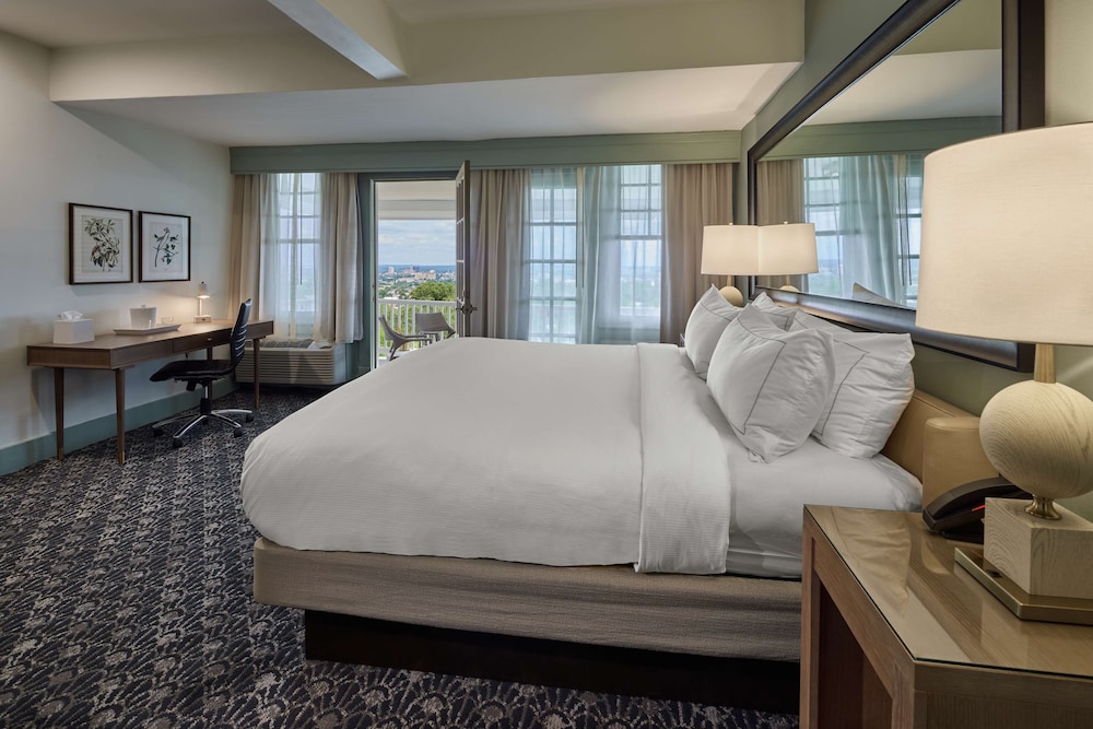 Suite, 1 King Bed - Photo 2