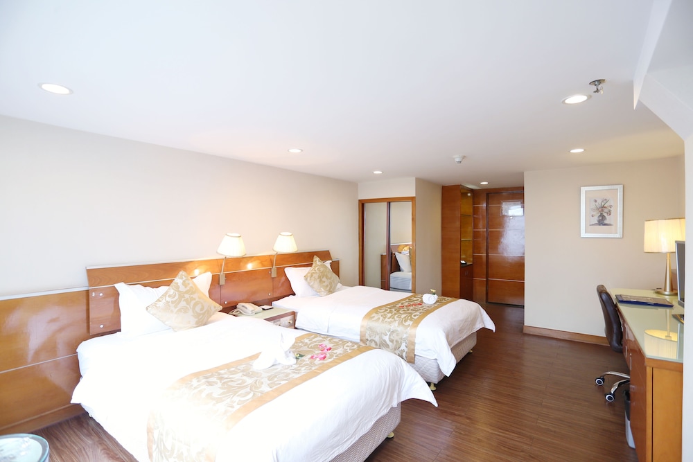 Elegant Twin Room photo 2