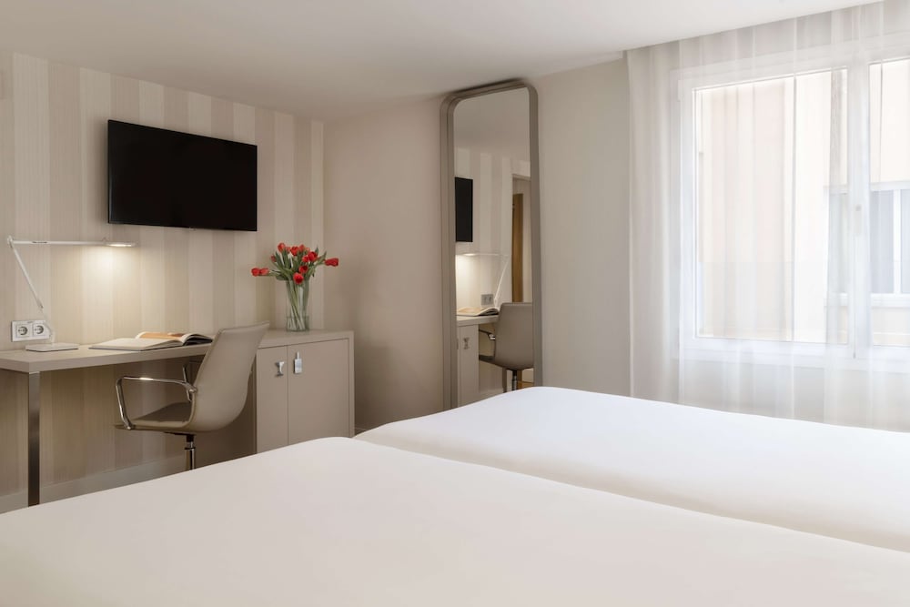 Standard Room thumbnail 5