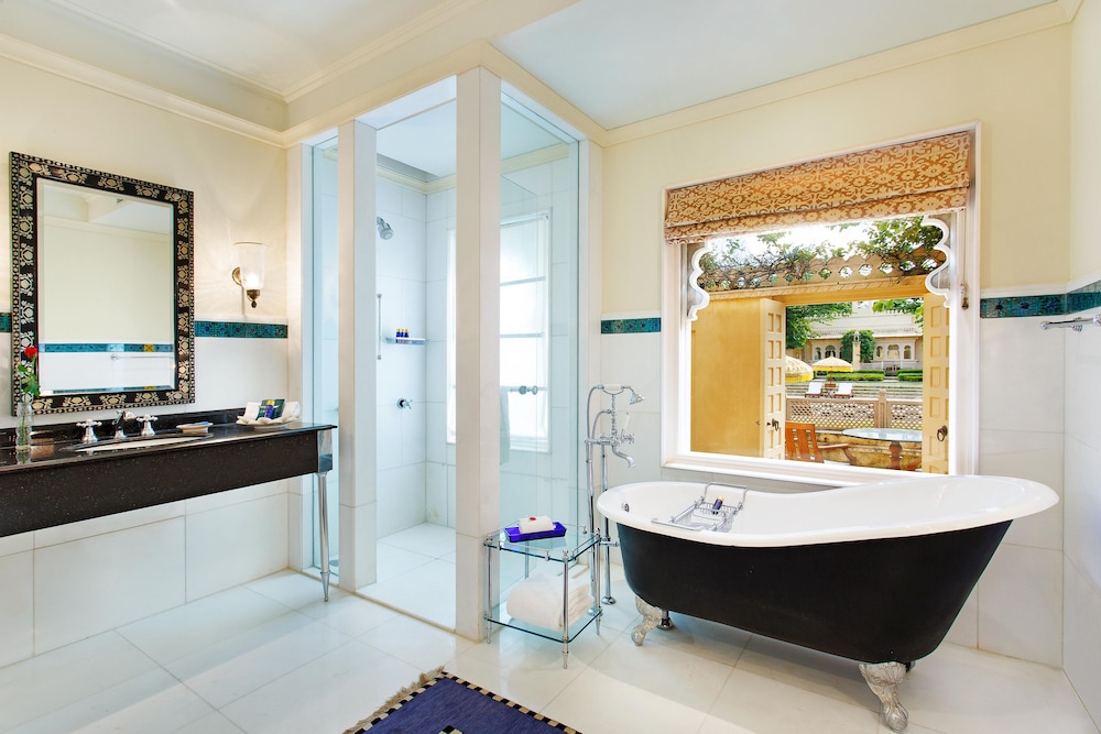 Premier Room, 1 King Bed, Pool View - Photo 6