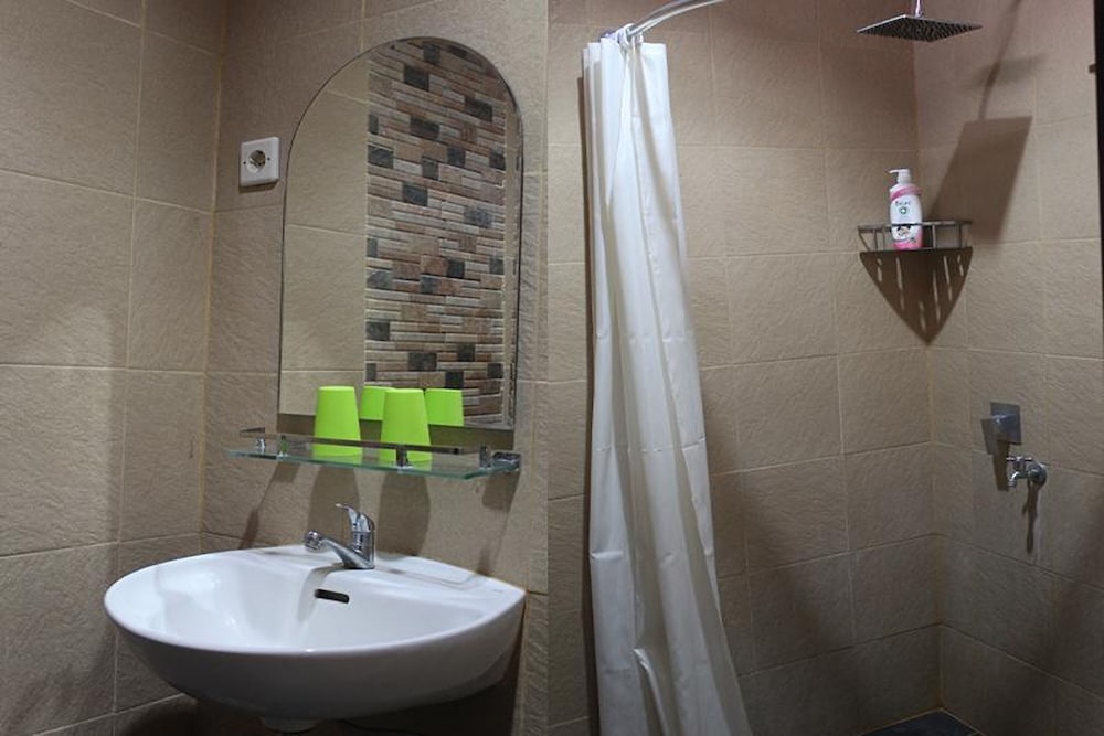 Deluxe Room - Photo 9