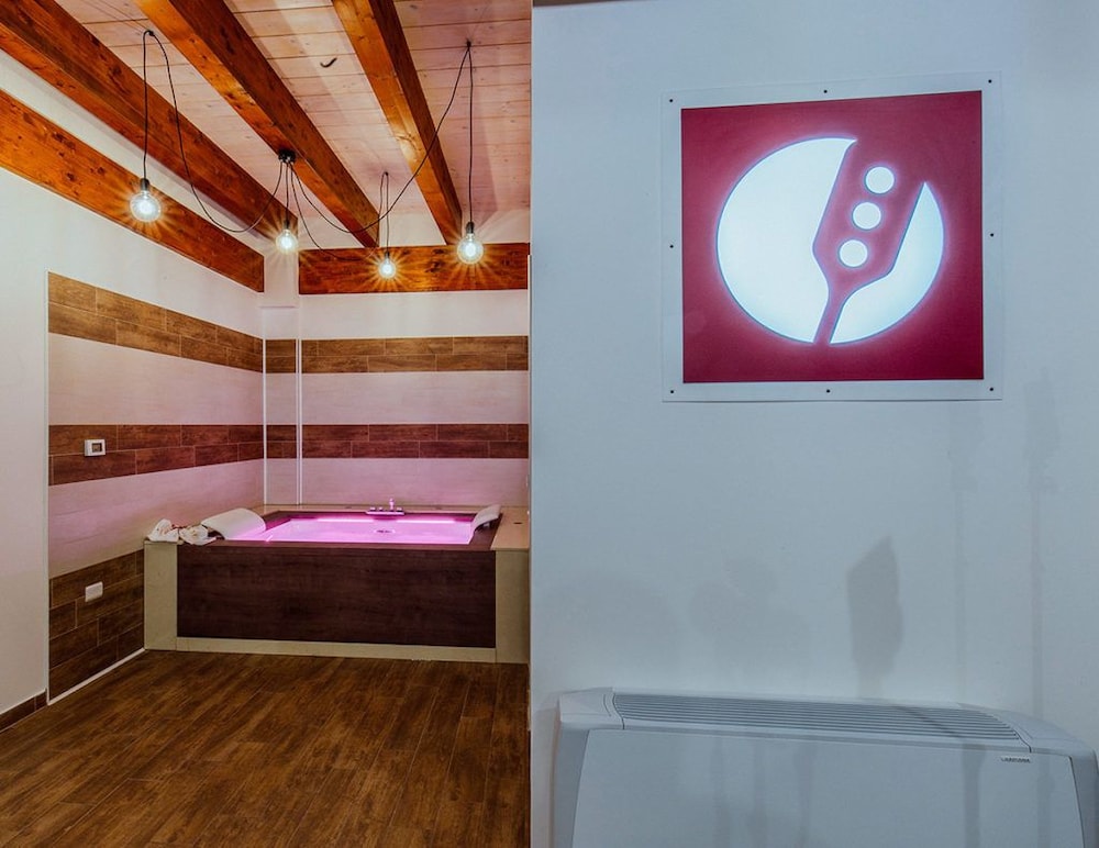Deluxe Double or Twin Room, Jetted Tub photo 2