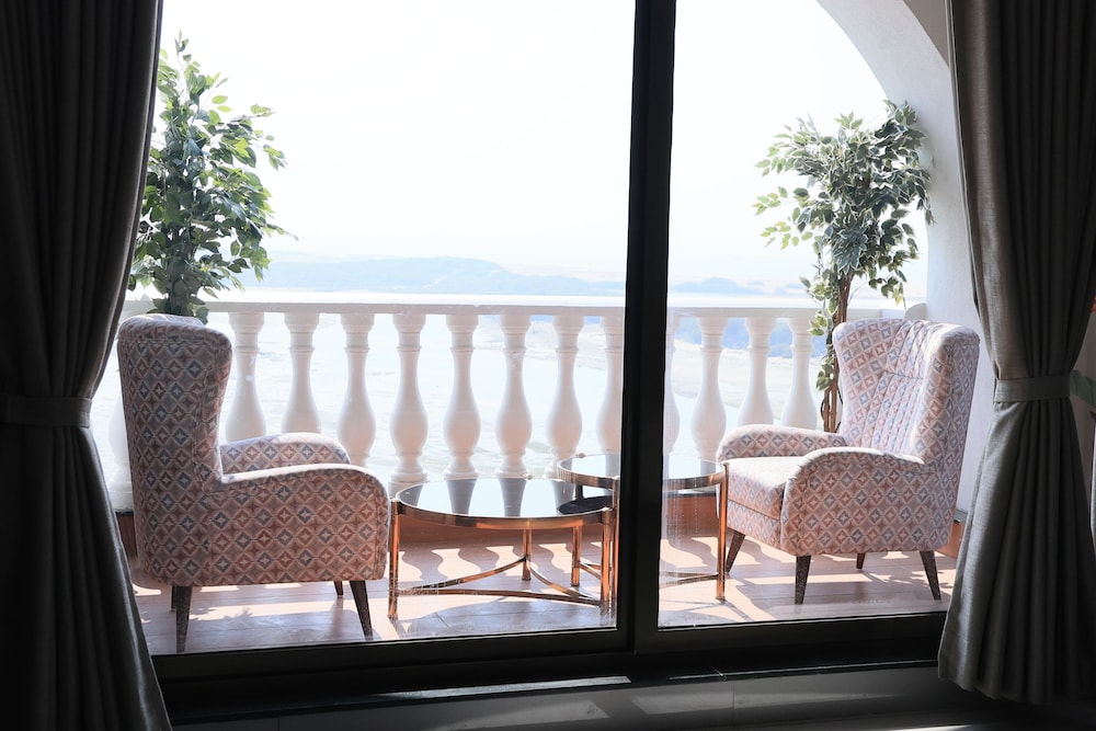 Executive Suite - Photo 6