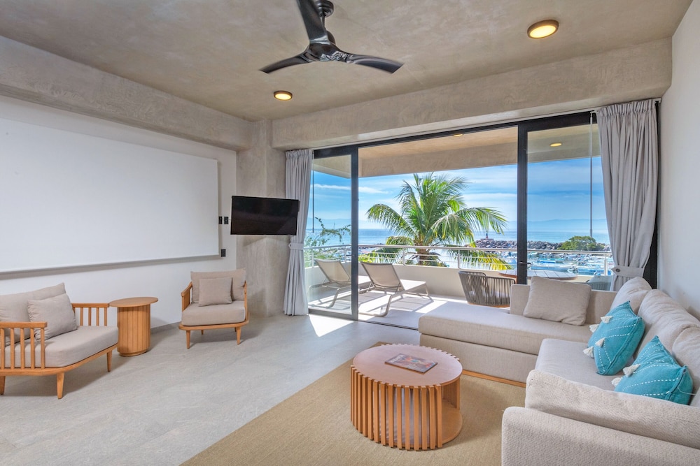 Deluxe Condo, 2 Bedrooms, Beach View 206