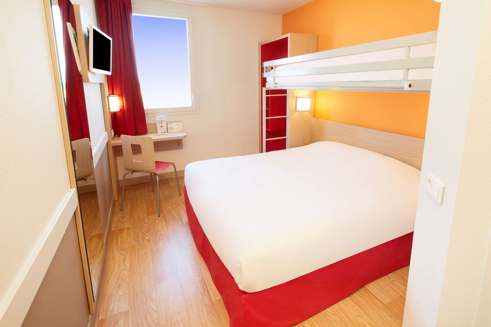Standard Room, Multiple Beds (1 Double and 1 Single bed) photo 3