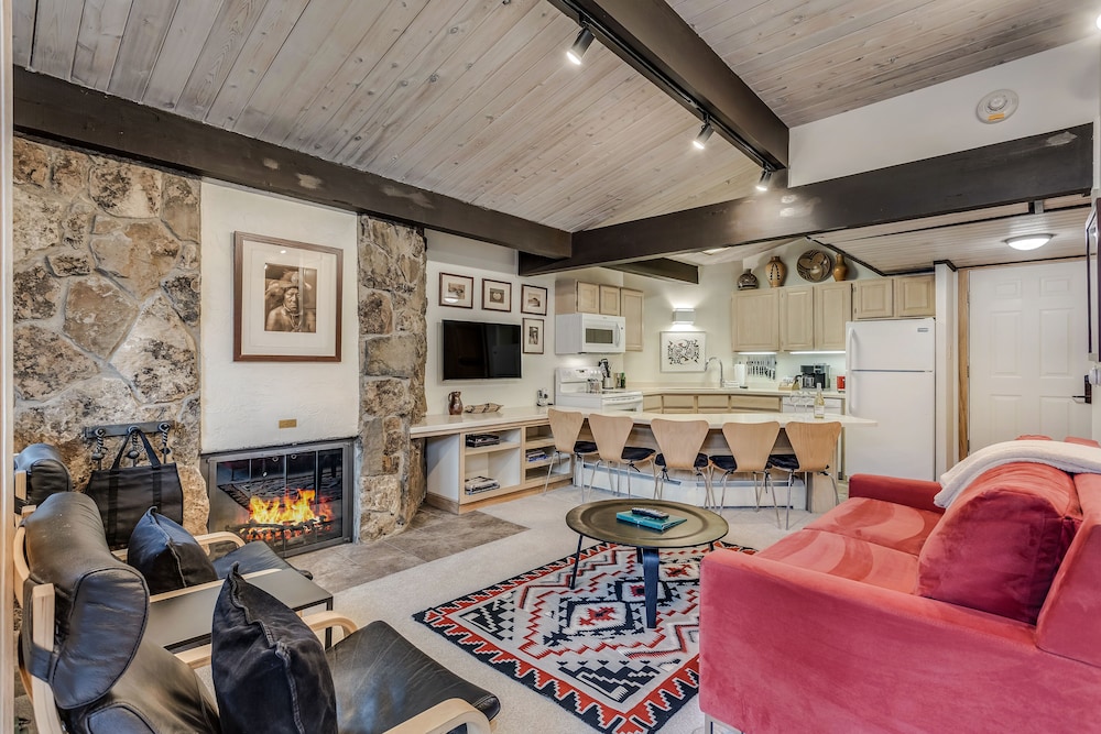 Premier Studio (Unit 411)