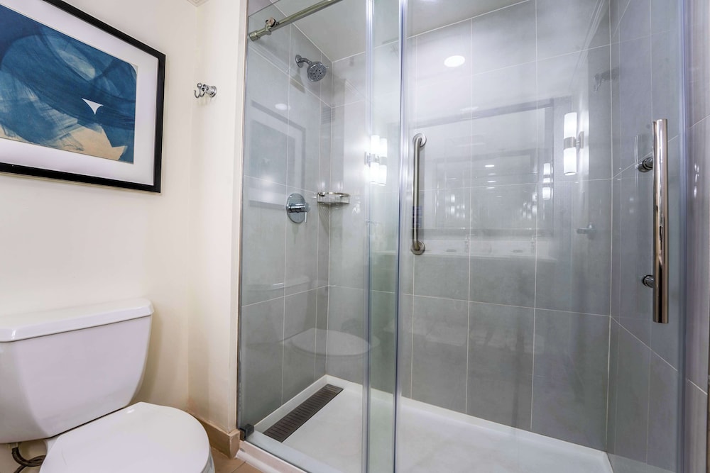 Room, 2 Queen Beds (Mobility, Hearing, Roll-In Shower) - Photo 6
