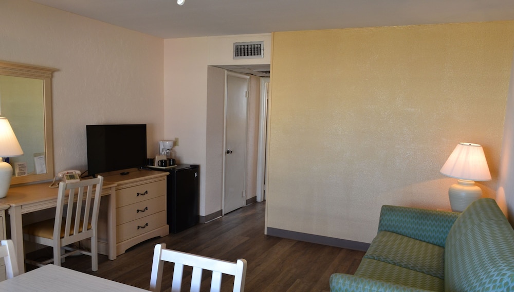Standard Room, Multiple Beds, Pool View photo 2