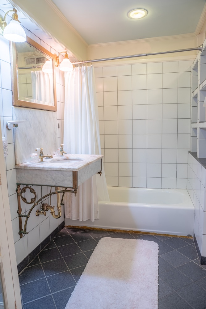 Premium Room, 1 Queen Bed - Photo 4