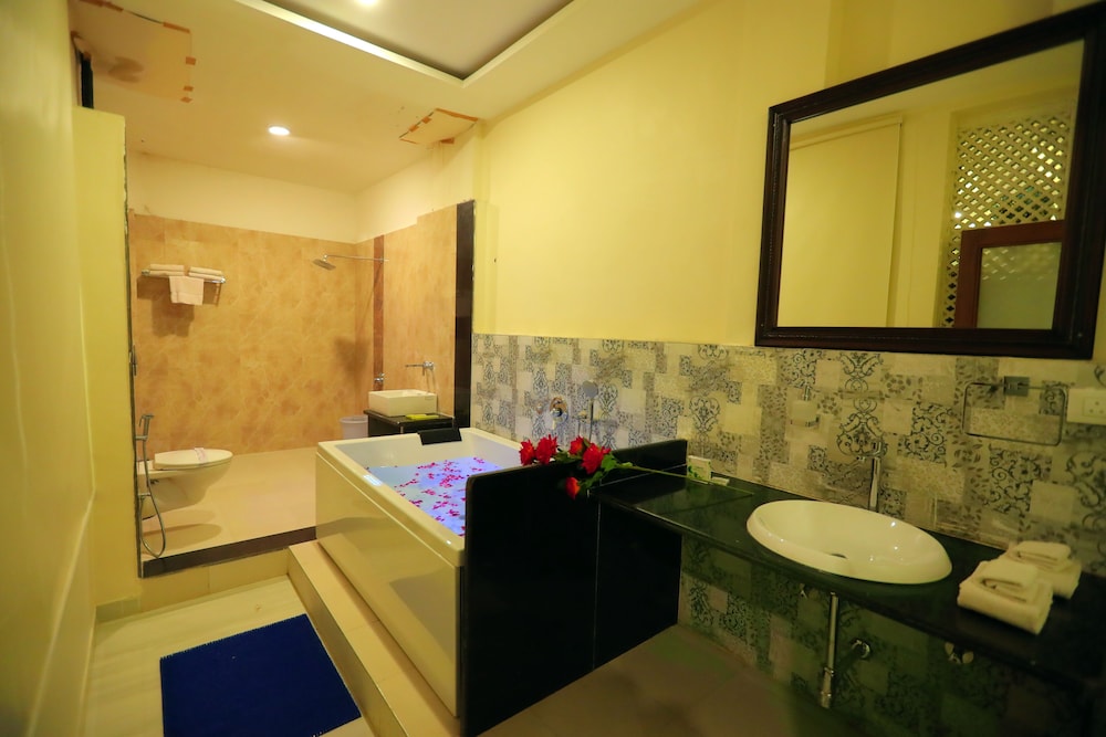 Honeymoon Suite - Photo 4