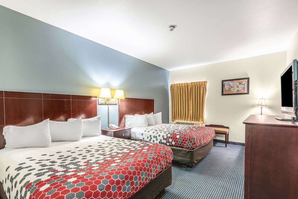Standard Room, 2 Queen Beds, Non Smoking - Photo 1