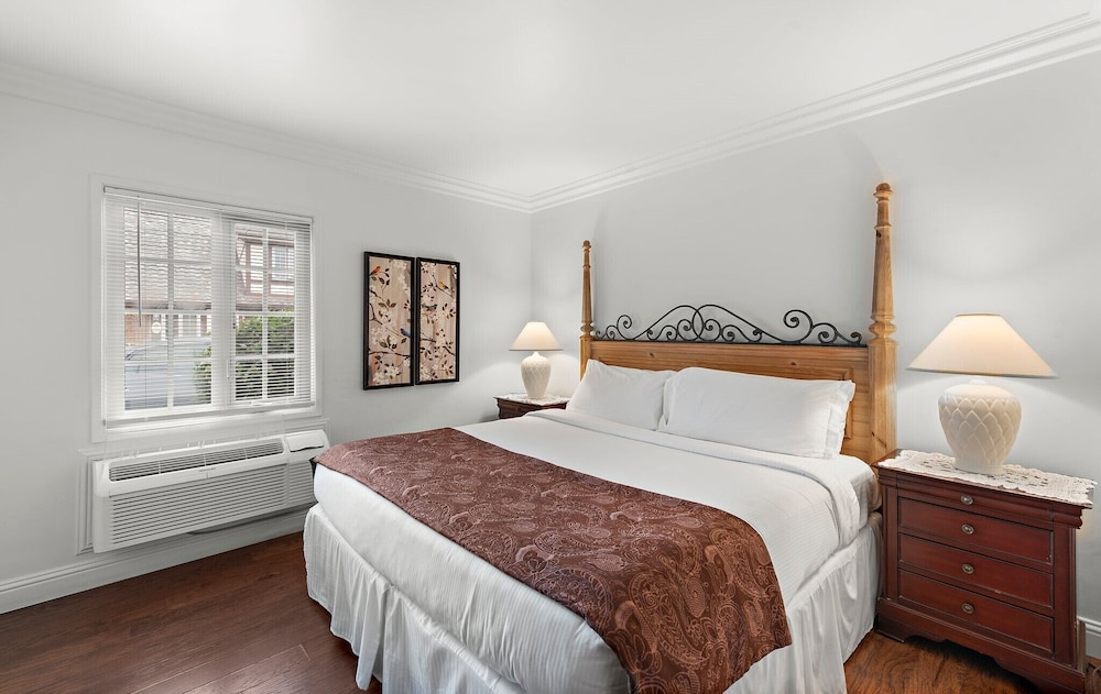 Deluxe Room, 1 King Bed With Sofa Bed photo 2