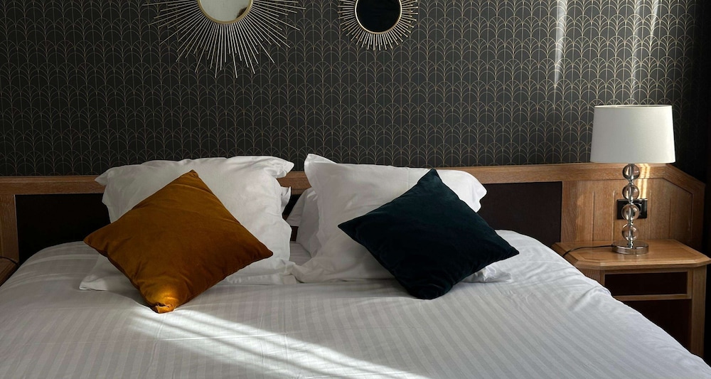 Standard Room, 1 King Bed, Non Smoking - Photo 5