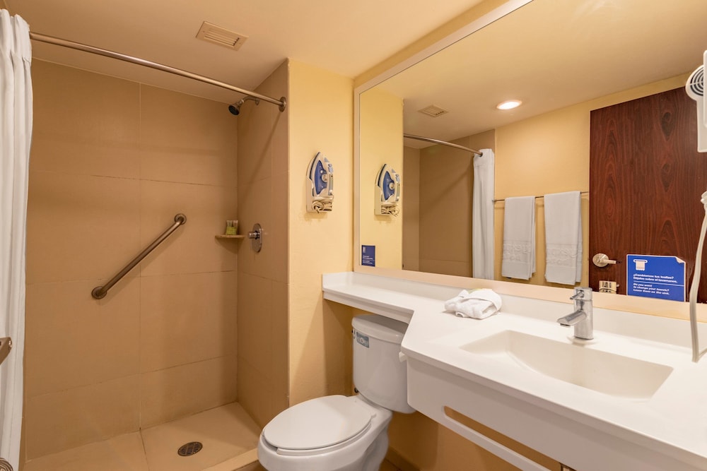 Room, 2 Double Beds - Photo 6