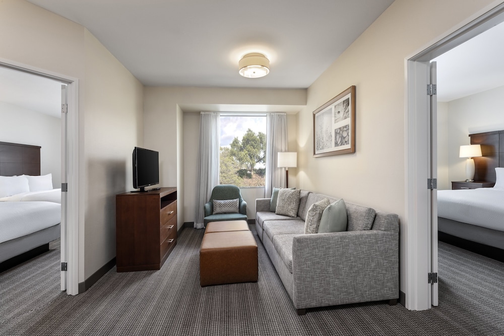 Suite, 2 Bedrooms, Mobility Accessible, Kitchen (Communications, Mobil, Roll-In Shower) photo 3