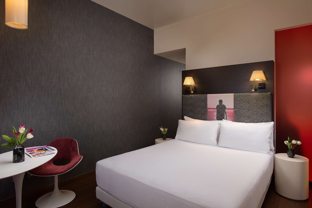 Room (nhow)
