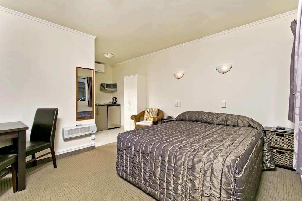 Comfort Studio, 1 King Bed, Accessible, Kitchen photo 2