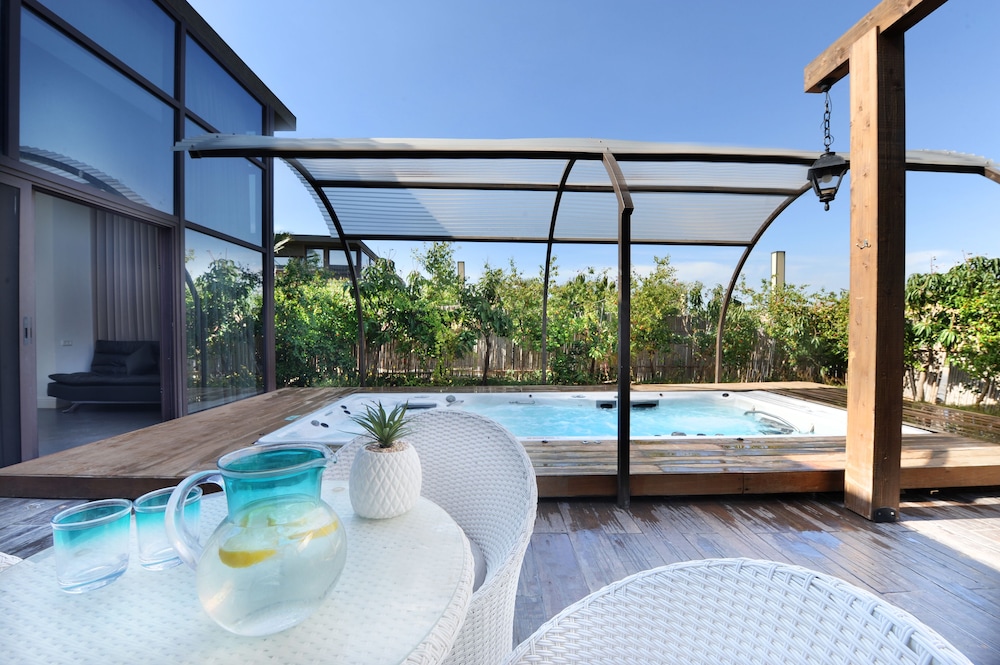Junior Studio Suite, 1 Queen Bed, Private Pool photo 2