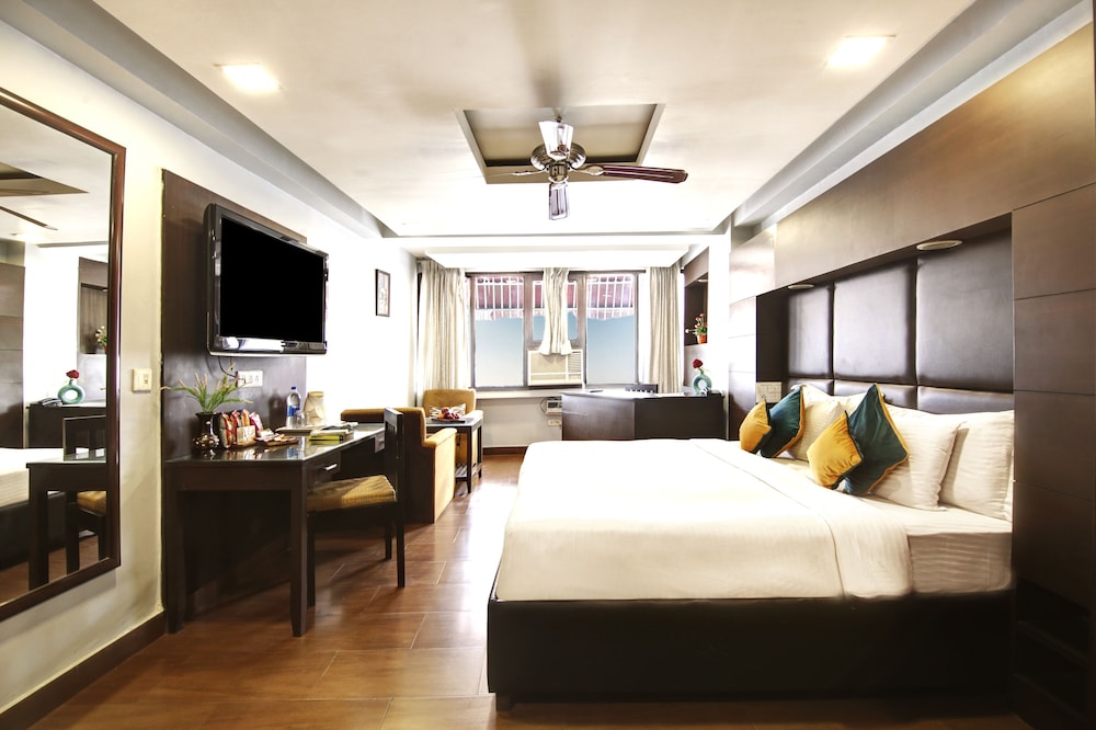 Club Room, 1 King Bed - Photo 3