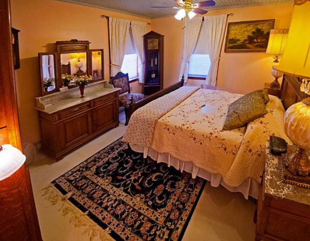 Hamden Room photo 1