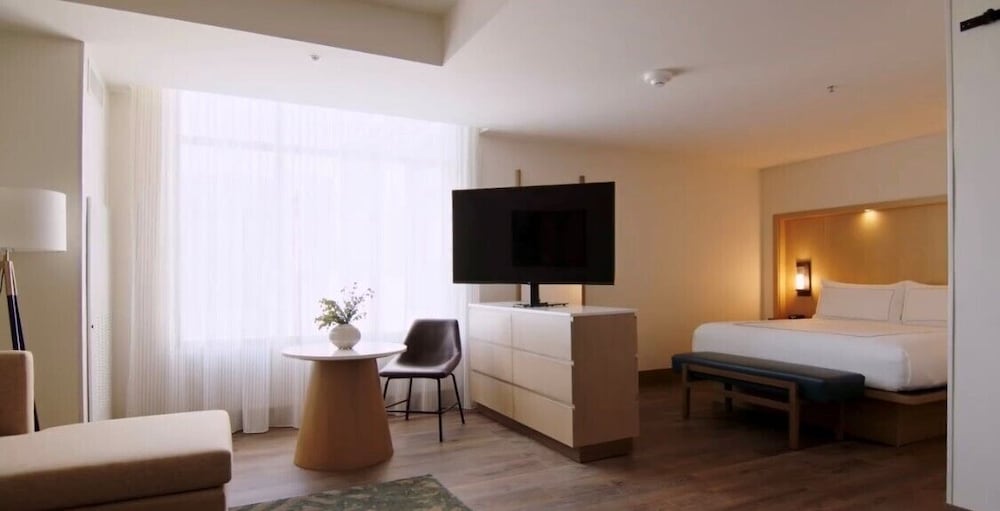 Superior Room, 1 King Bed, Accessible - Photo 3