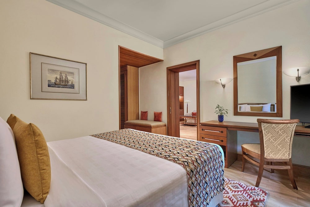 Classic Suite, 1 King Bed, Pool View photo 2