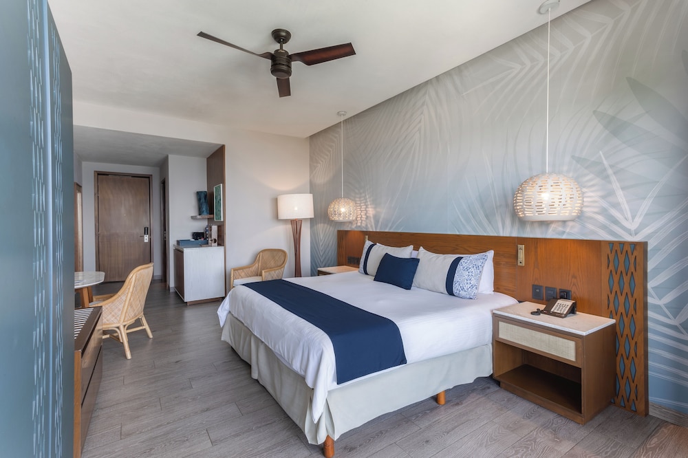 Lush Suite, Component 2 Bedrooms, 1 King Bed, Adults Only (Garden View) - Photo 6