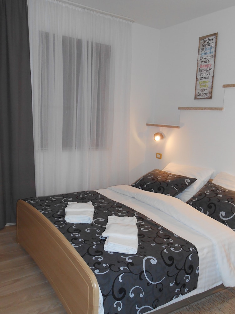 Economy Double Room, 1 King Bed photo 1