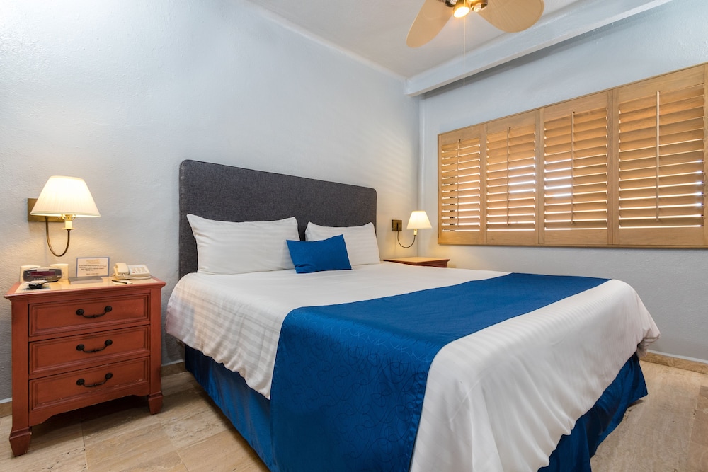 Master Suite Ocean View with Balcony King Bed & Sofa Bed - Photo 6