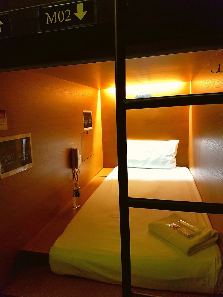 Basic Shared Dormitory, Men Only (6-Hours Use)