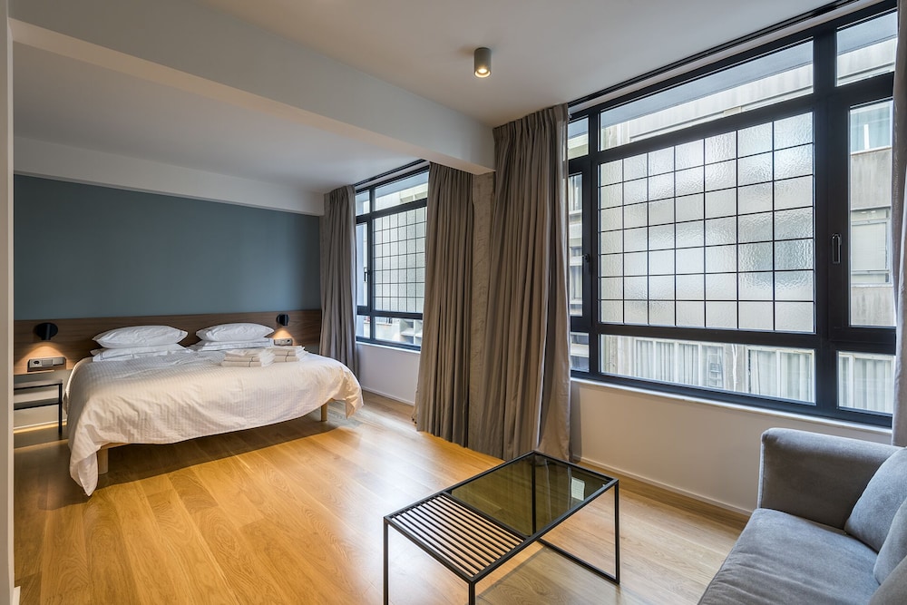 Superior Studio, 1 King Bed, City View