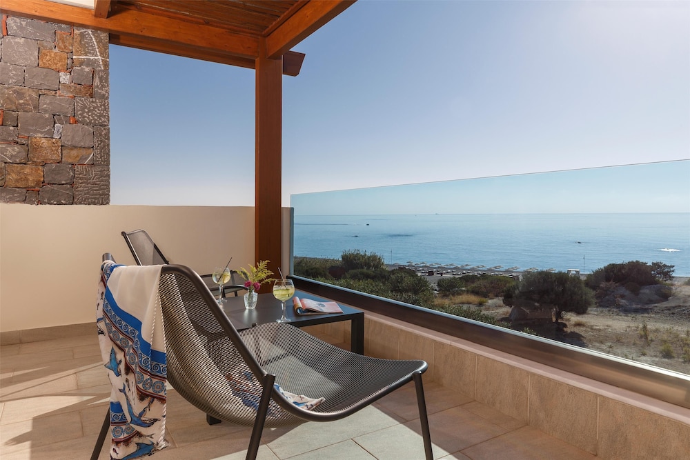 Superior Deluxe Room with Sea View - Photo 1