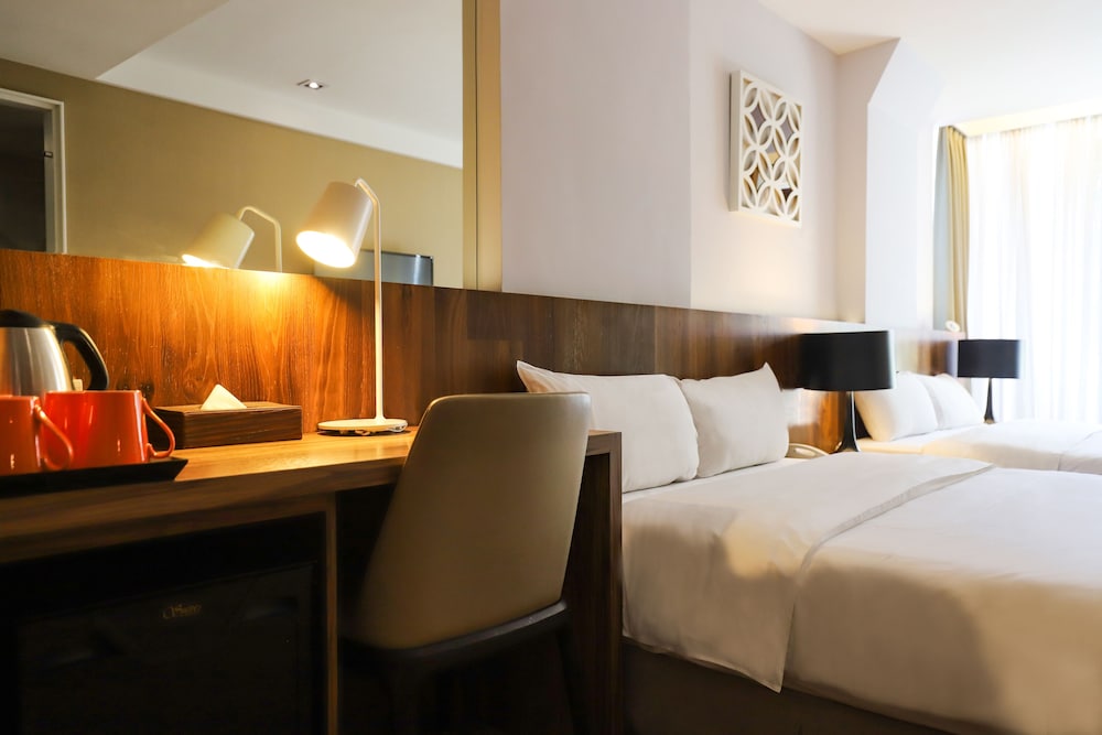 Deluxe Quadruple Room thumbnail 6