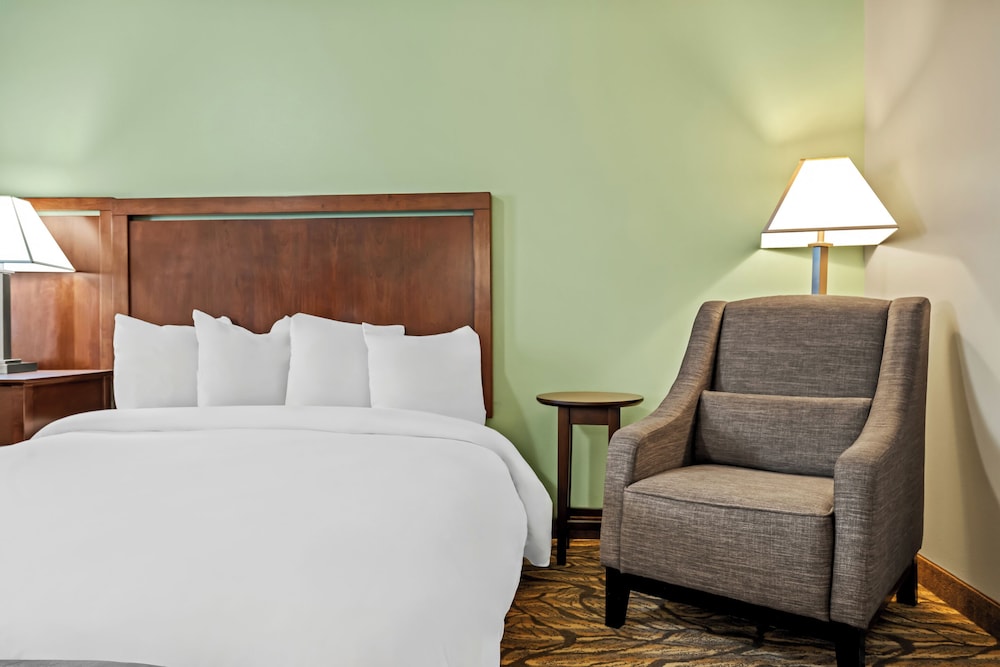 Classic Suite, 2 Queen Beds, Mobility Accessible photo 2