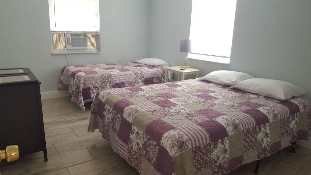 2 Bedroom Pink Cabin Half duplex # 10 photo 1