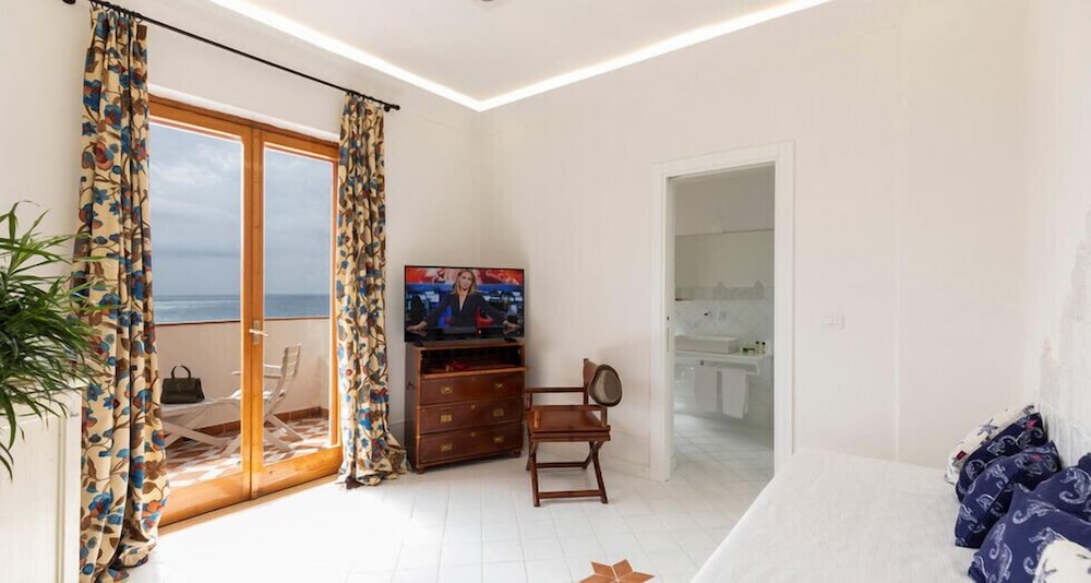Deluxe Room, Balcony, Sea View - Photo 2