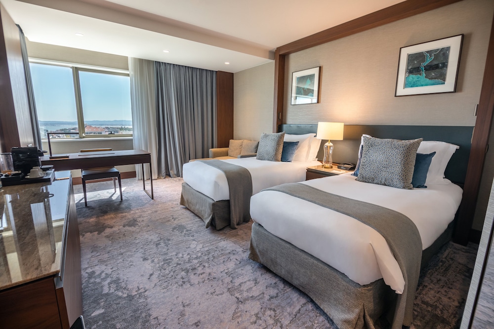 Classic Room, 2 Twin Beds, City View thumbnail 5