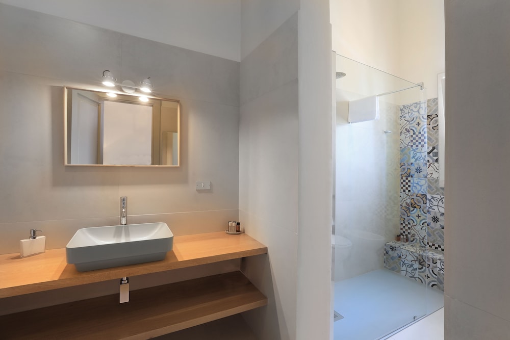 Classic Double Room - Photo 13