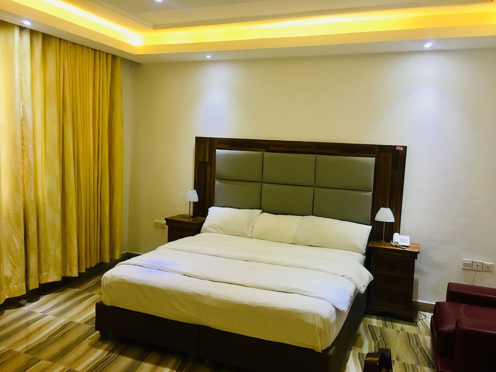 Executive Suite - Photo 1