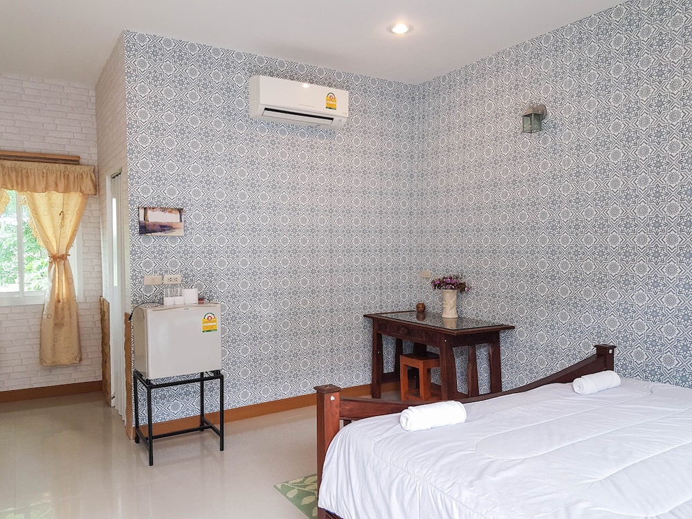 Standard Room, 1 King Bed photo 3