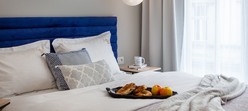 Classic Double Room, 1 Queen Bed, Refrigerator photo 2