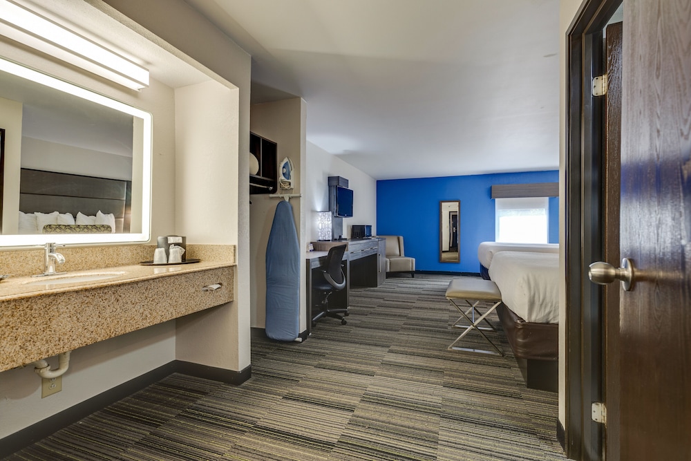 Junior Suite, Multiple Beds - Photo 8