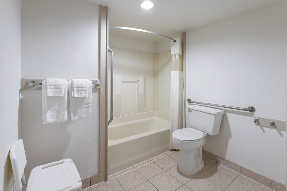 Standard Single Room (King Room Disability Access) - Photo 4