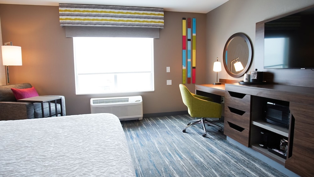 Room, 1 King Bed, Accessible, Non Smoking (Hearing) - Photo 3
