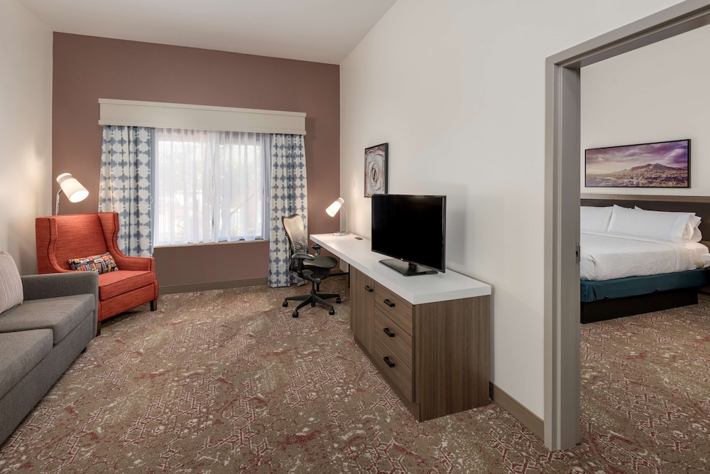Suite - Photo 1